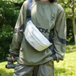 Sac Banane Coupe-Vent Années 90 Déperlant Sac banane coupe-vent années 90 blanc porté en bandoulière sur la poitrine par un promeneur en pleine nature