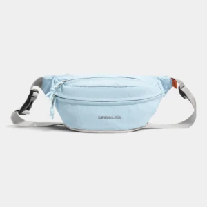 Sac banane coupe-vent années 90 bleu ciel en nylon ripstop, posé de face avec sa sangle grise à boucle clip