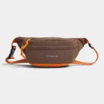 Sac Banane Coupe-Vent Années 90 Déperlant Sac banane coupe-vent années 90 marron en nylon ripstop, posé de face avec sa base et sa sangle orange