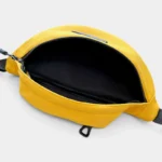 Sac banane enfant en toile de nylon jaune ouvert vu de dessus avec sa poche principale doublée de noir