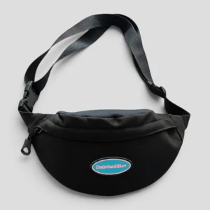 Sac banane enfant en toile de nylon noire posé à plat de face avec sa sangle réglable à boucle clip