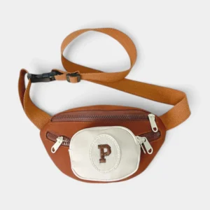Sac banane enfant marron posé à plat de face avec poche avant crème et lettre P brodée