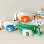 Sac Banane Enfant Multipoche Lettre Brodée Sacs bananes enfant en nylon orange, bleu et vert posés ensemble avec leur lettre R en bouclette