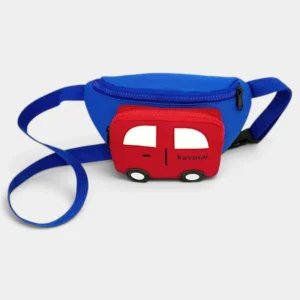 Sac banane enfant bleu en nylon posé de face avec sa poche zippée en forme de voiture rouge