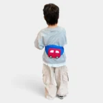 Sac Banane Enfant Voiture Sac banane enfant bleu à poche voiture rouge porté à la taille dans le bas du dos d'un enfant