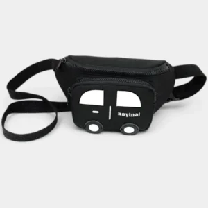Sac banane enfant noir en nylon posé de face avec sa poche zippée en forme de voiture assortie