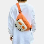 Sac Banane Enfant Voiture Sac banane enfant orange porté en bandoulière dans le dos avec sa boucle de réglage noire