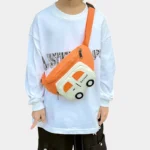 Sac banane enfant orange à poche blanche porté en bandoulière sur le ventre d'un enfant