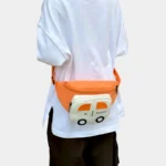 Sac Banane Enfant Voiture Sac banane enfant orange à poche blanche porté à la taille dans le bas du dos d'un enfant