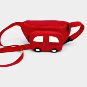 Sac banane enfant rouge en nylon posé de face avec sa poche zippée en forme de voiture assortie