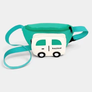 Sac banane enfant vert jade en nylon posé de face avec sa poche blanche en forme de voiture