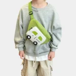Sac Banane Enfant Voiture Sac banane enfant vert kaki à poche blanche porté en bandoulière sur la poitrine d'un enfant