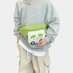 Sac Banane Enfant Voiture Sac banane enfant vert kaki à poche blanche porté à la taille sur le devant d'un enfant
