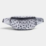 Sac banane en PVC argenté métallique à motif géométrique facetté, présenté de face sur fond neutre