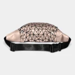 Sac banane en PVC doré métallique à motif géométrique facetté, vue arrière avec sangle et boucle noires