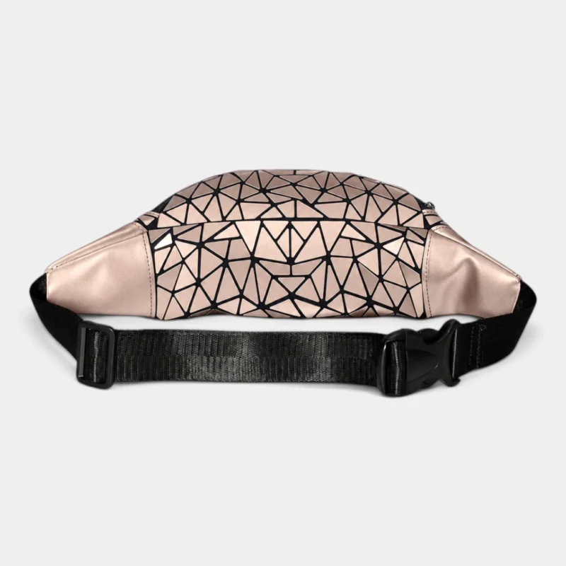 Sac banane en PVC doré métallique à motif géométrique facetté, vue arrière avec sangle et boucle noires