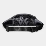 Sac banane en PVC noir brillant à facettes géométriques, vue arrière avec sangle réglable à boucle plastique