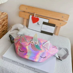Sac banane licorne holographique rose posé sur un livre dans une chambre d'enfant décorée