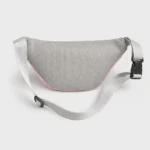 Sac banane licorne rose en vue arrière avec dos rembourré en filet gris aéré et boucle clip noire