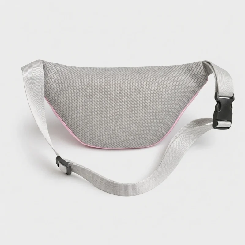 Sac banane licorne rose en vue arrière avec dos rembourré en filet gris aéré et boucle clip noire