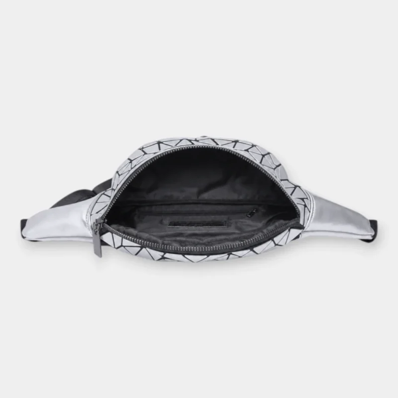 Sac banane géométrique argenté métallique vu de dessus, poche principale ouverte révélant une poche zippée intérieure