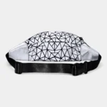 Sac banane en PVC argenté métallique à motif géométrique, vue arrière avec sangle et boucle noires