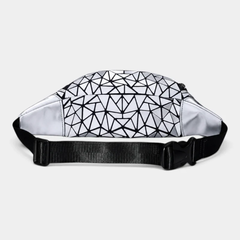 Sac banane en PVC argenté métallique à motif géométrique, vue arrière avec sangle et boucle noires