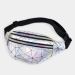 Sac Banane Géométrique Multicolore Brillant Festival Sac banane en cuir argenté brillant au style festival, posé de face avec un motif géométrique multicolore et une fermeture zippée dorée