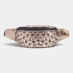 Sac banane en PVC doré métallique à facettes géométriques, posé de face sur fond neutre
