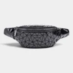 Sac banane en PVC verni noir à motif géométrique facetté, présenté de face sur fond neutre