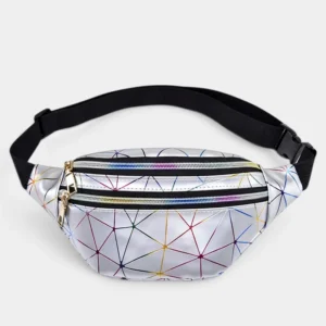 Sac banane en cuir argenté brillant au style festival, posé de face avec un motif géométrique multicolore et fermeture zippée dorée