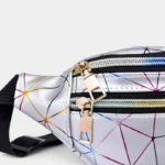 Sac Banane Géométrique Multicolore Brillant Festival Sac banane en cuir argenté brillant aux motifs géométriques multicolores, vu en gros plan de face avec fermetures dorées