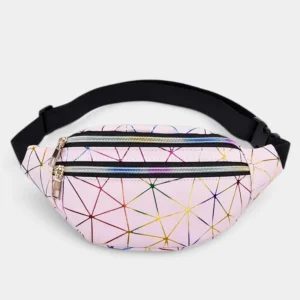 Sac banane en cuir rose pâle à motif géométrique multicolore, posé de face avec fermeture éclair irisée