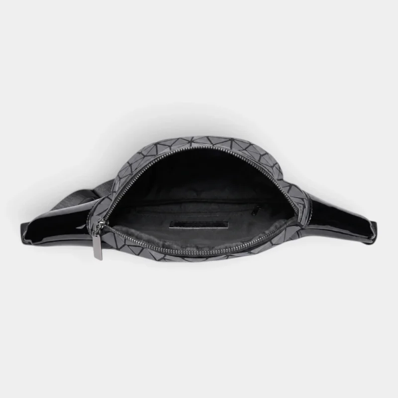 Sac banane géométrique noir brillant en PVC vu de dessus, poche principale ouverte révélant une poche zippée intérieure
