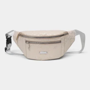 Sac banane demi-lune beige posé de face avec sa poche avant zippée et sa large sangle gris clair à boucle noire