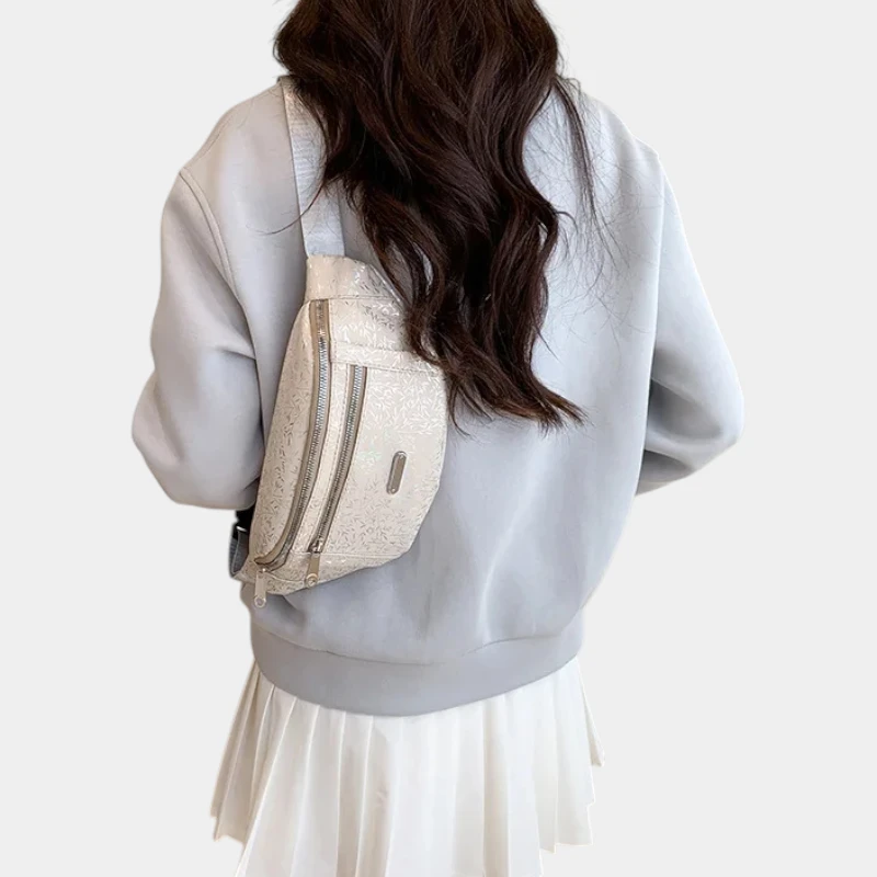 Sac banane demi-lune beige porté en bandoulière dans le dos par une femme vue de dos