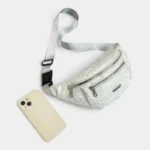 Sac Banane Imprimé Japonais Feuilles Argentées Sac banane demi-lune blanc vu de dessus à côté d'un smartphone avec sa sangle à boucle de réglage