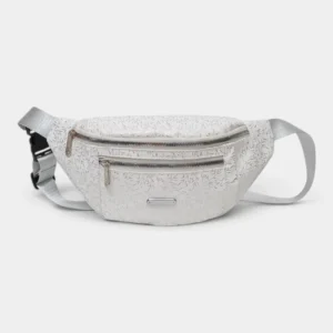 Sac banane demi-lune blanc aux reflets nacrés posé de face avec sa poche avant zippée et sa large sangle gris clair