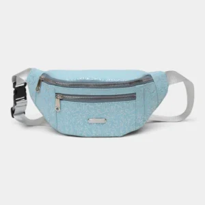 Sac banane demi-lune bleu ciel posé de face avec sa poche avant zippée et sa large sangle gris clair à boucle noire