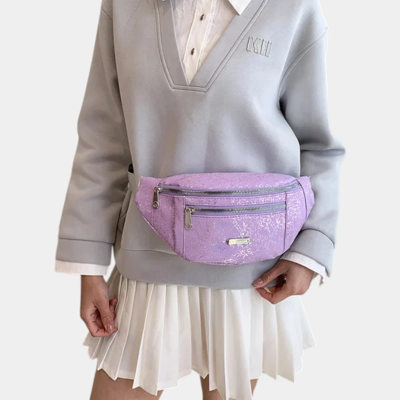 Sac banane demi-lune violet lilas aux reflets irisés porté à la taille par une femme de face