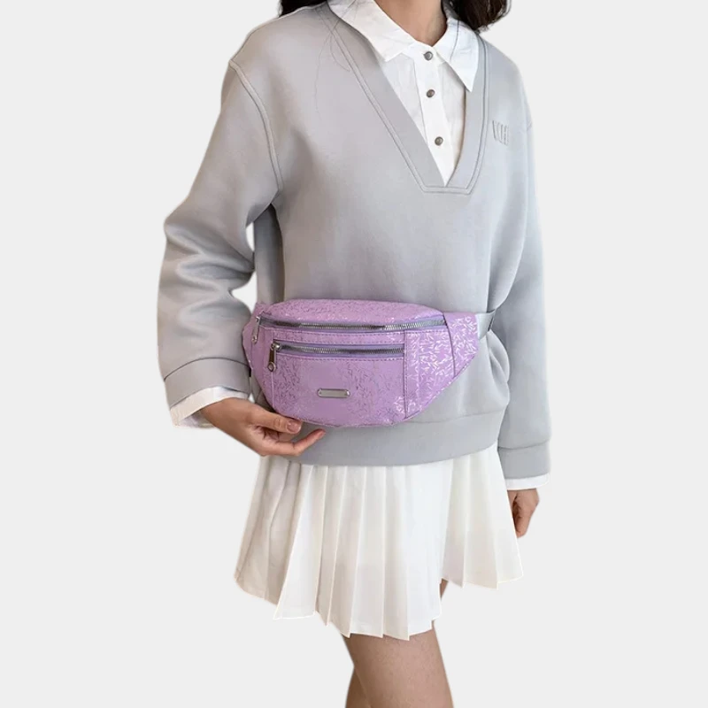 Sac banane demi-lune violet lilas porté à la taille par une femme de trois-quarts au style preppy