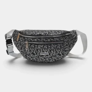 Sac banane demi-lune noir posé de face avec sa poche avant zippée et sa large sangle gris clair à boucle noire