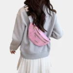 Sac Banane Imprimé Japonais Feuilles Argentées Sac banane demi-lune rose bonbon porté en bandoulière dans le dos par une femme vue de dos