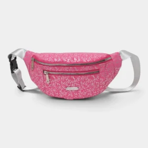 Sac banane demi-lune rose framboise posé de face avec sa poche avant zippée et sa large sangle gris clair