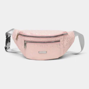 Sac banane demi-lune rose poudré posé de face avec sa poche avant zippée et sa large sangle gris clair