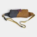 Sac Banane Rectangulaire Allongé Nylon Ripstop Déperlant Sac banane en nylon ripstop marron vu de trois quarts, sangle beige déployée avec son anneau de réglage.