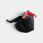 Sac Banane Rectangulaire Allongé Nylon Ripstop Déperlant Sac banane en nylon ripstop noir vu de profil, montrant son épaisseur, fermeture rouge et cordelette tressée.