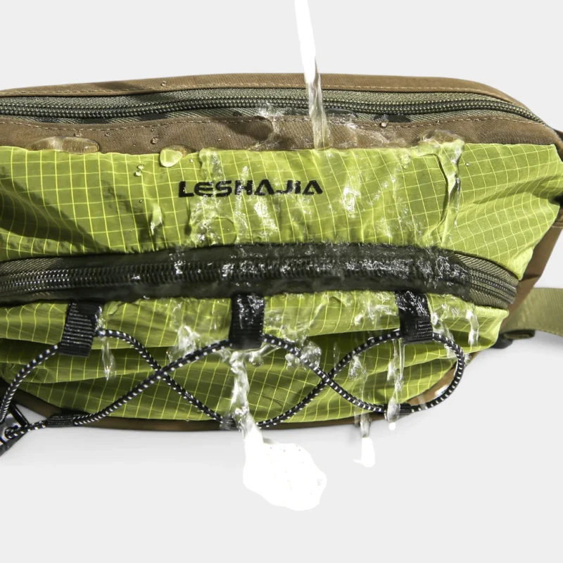 tissu deperlant du sac banane, l'eau ruisselle sans penetrer