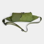 Sac Banane Rectangulaire Allongé Nylon Ripstop Déperlant Sac banane en nylon ripstop vert kaki vu de trois quarts, sangle déployée avec son anneau de réglage.