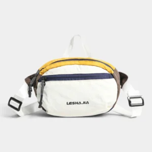 Sac banane en nylon froissé blanc cassé à bandes jaune moutarde et marron posé de face